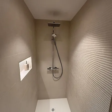 ゲストハウス Les De La Oberlin 3*