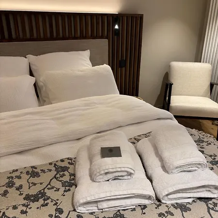 ゲストハウス Les De La Oberlin